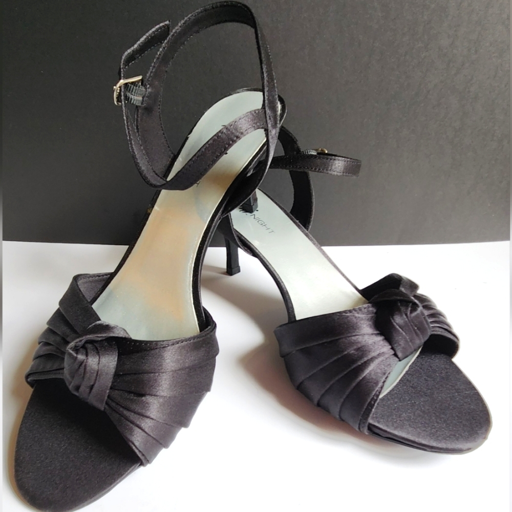 NWOT Fioni Evening Satin High Heel Shoes